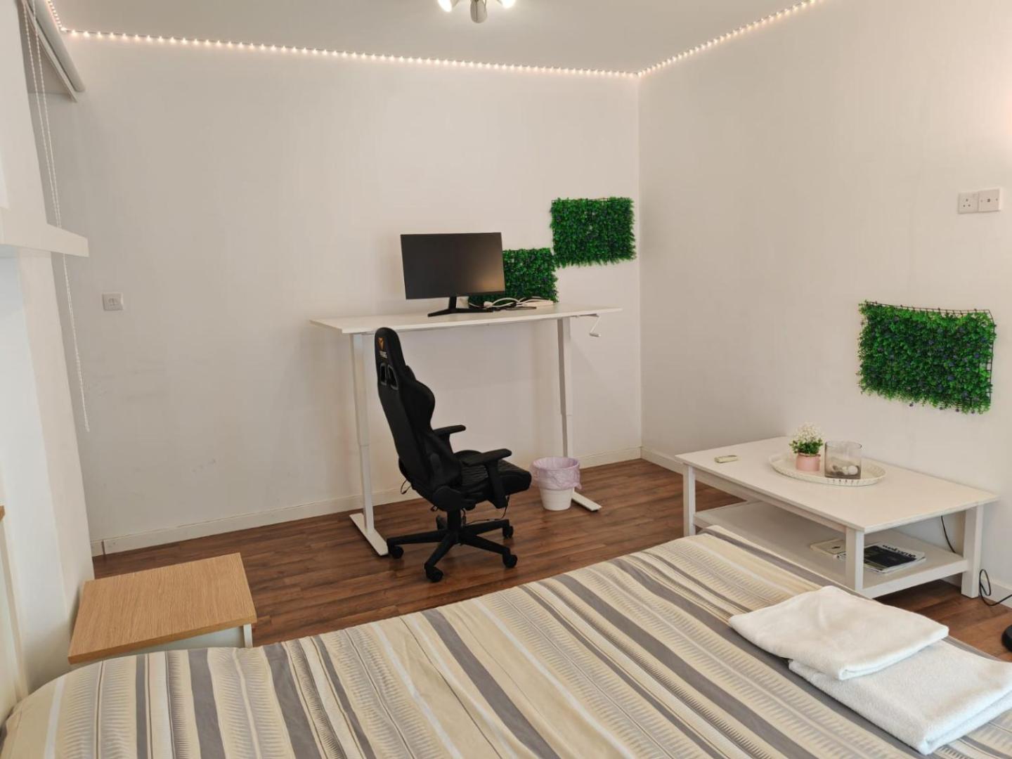 Work & Chill - Stylish Studio, Ergonomic Office Setup photo 3