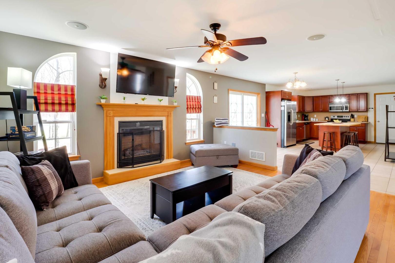 Foto 4: Deck, Game Room and Fire Pit Poconos Retreat