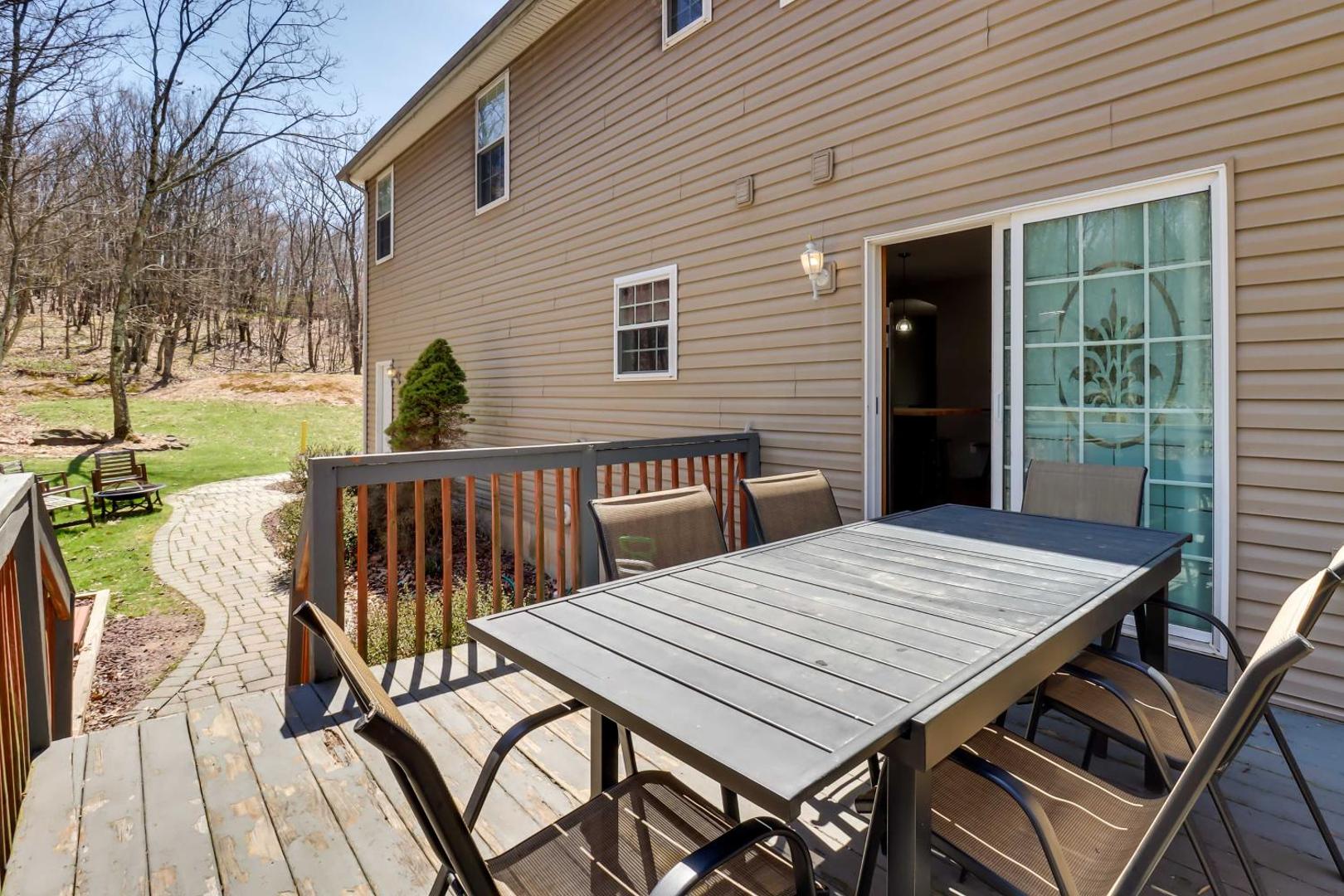 Foto 2: Deck, Game Room and Fire Pit Poconos Retreat