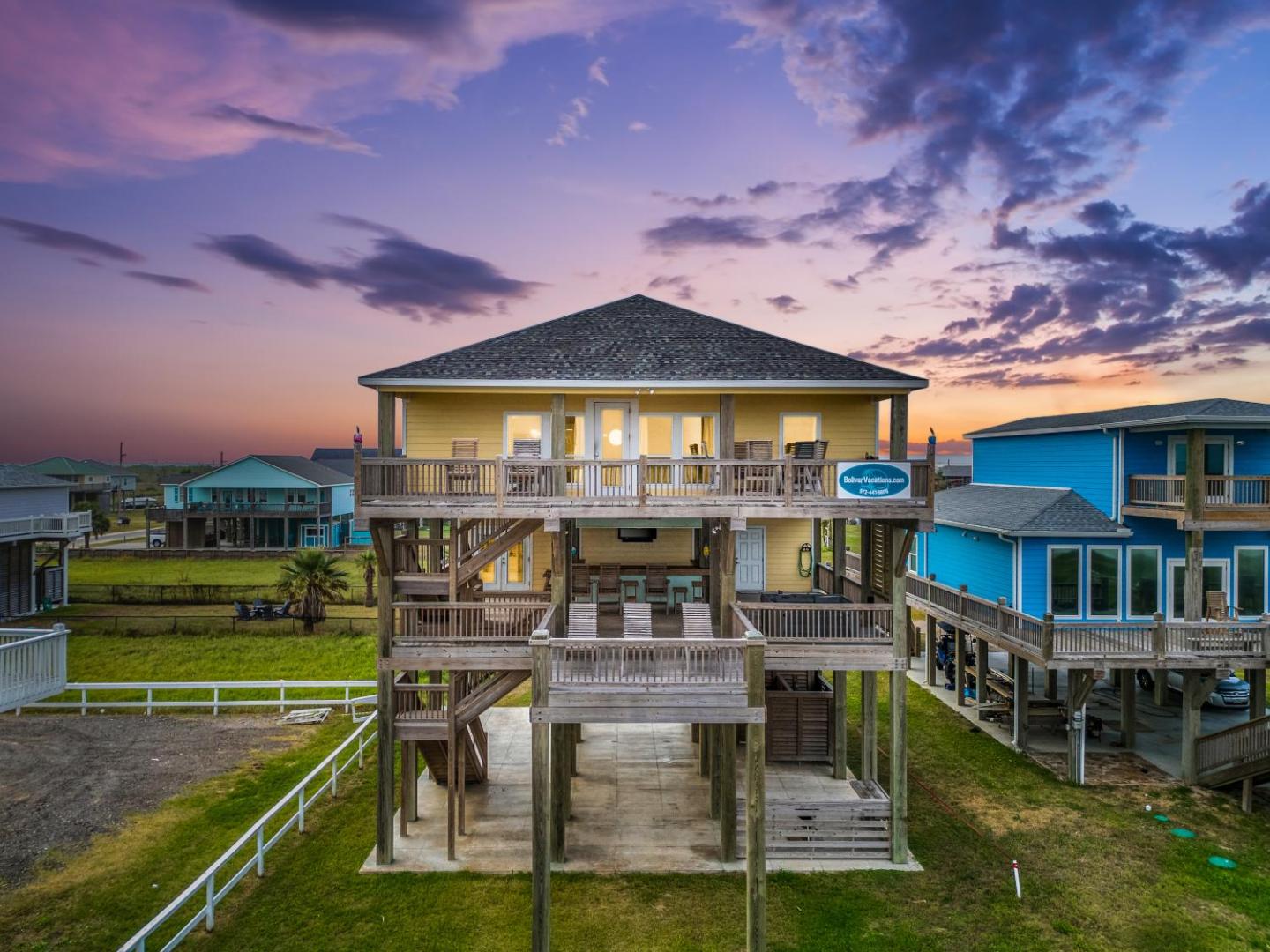 Фотография 5: Waves & Whiskey Beachfront HotTub Double Decks! Tiki Bar