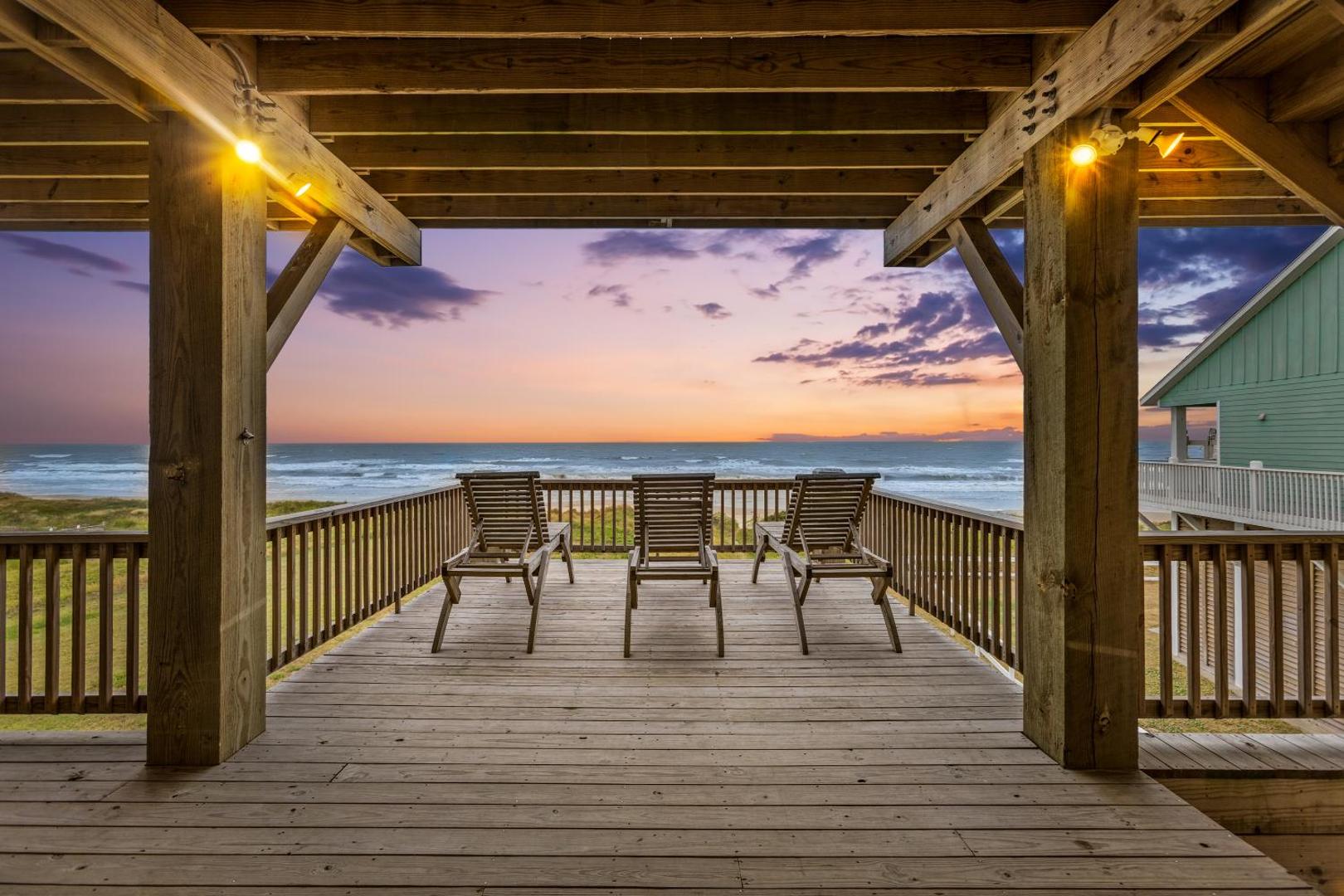 Фотография 9: Waves & Whiskey Beachfront HotTub Double Decks! Tiki Bar