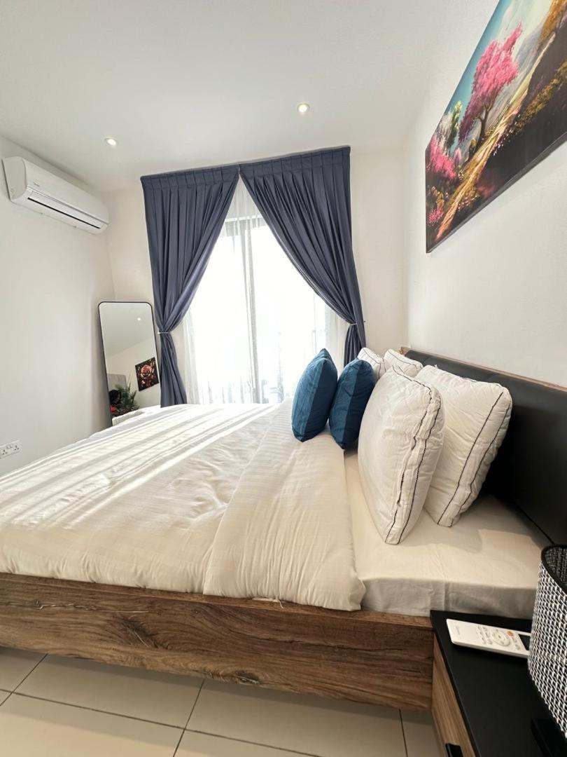 Foto 3: RT PROPERTIES at LOXWOOD HOUSE