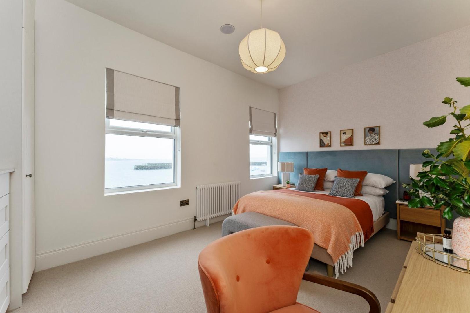 Foto 2: 2-Bed - Sleeps 6 - Seafront View with Free Parking