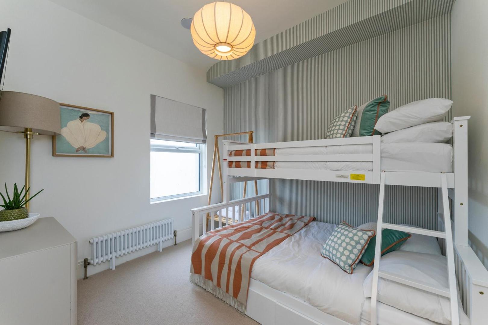 Foto 3: 2-Bed - Sleeps 6 - Seafront View with Free Parking