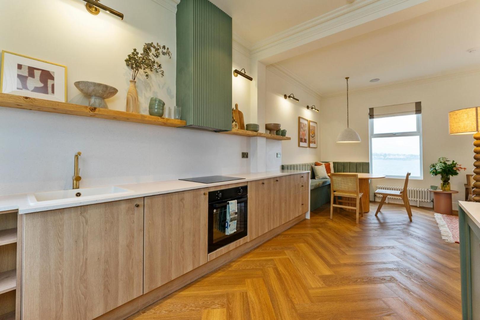 Foto 10: 2-Bed - Sleeps 6 - Seafront View with Free Parking
