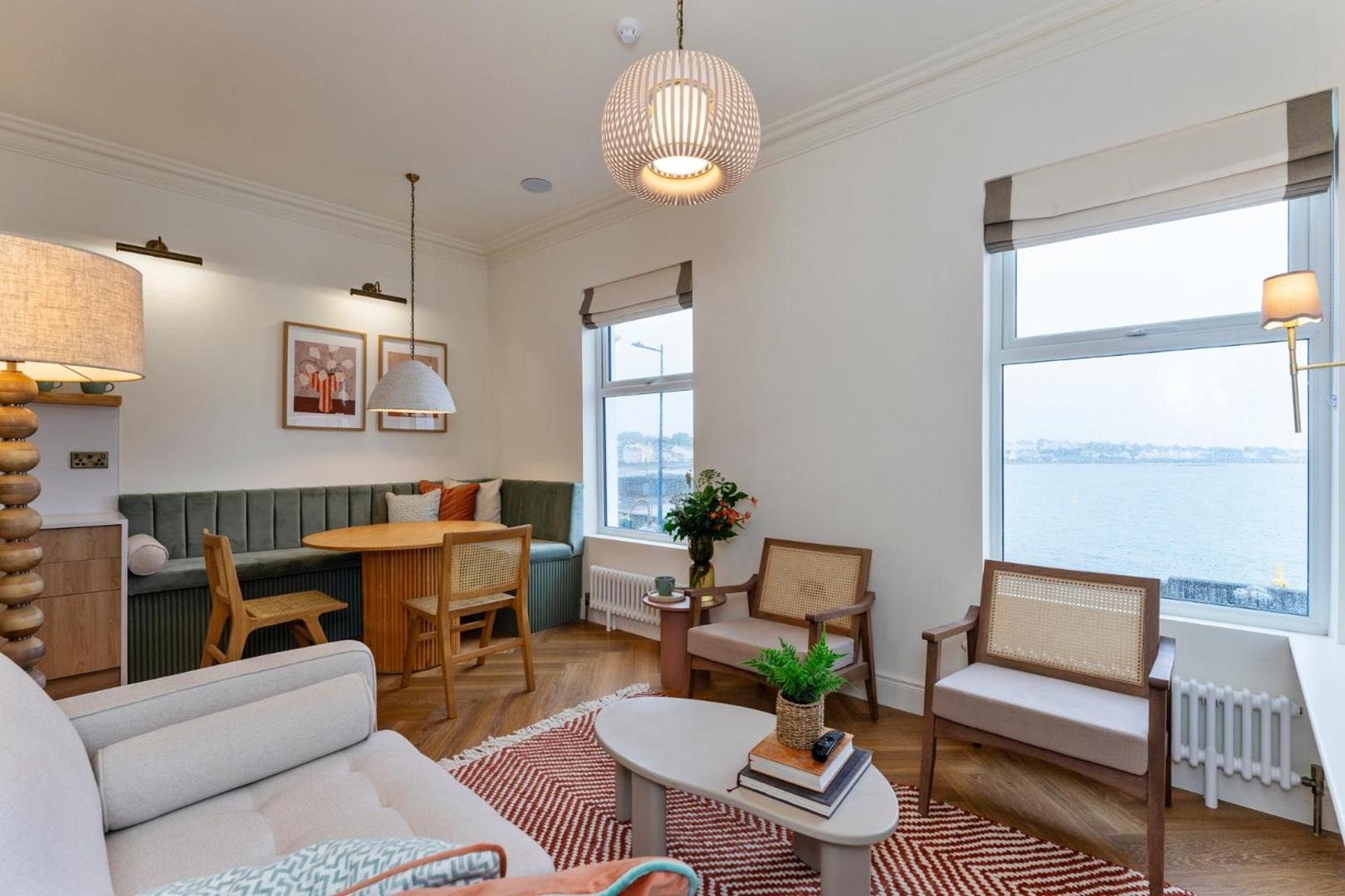 Foto 8: 2-Bed - Sleeps 6 - Seafront View with Free Parking