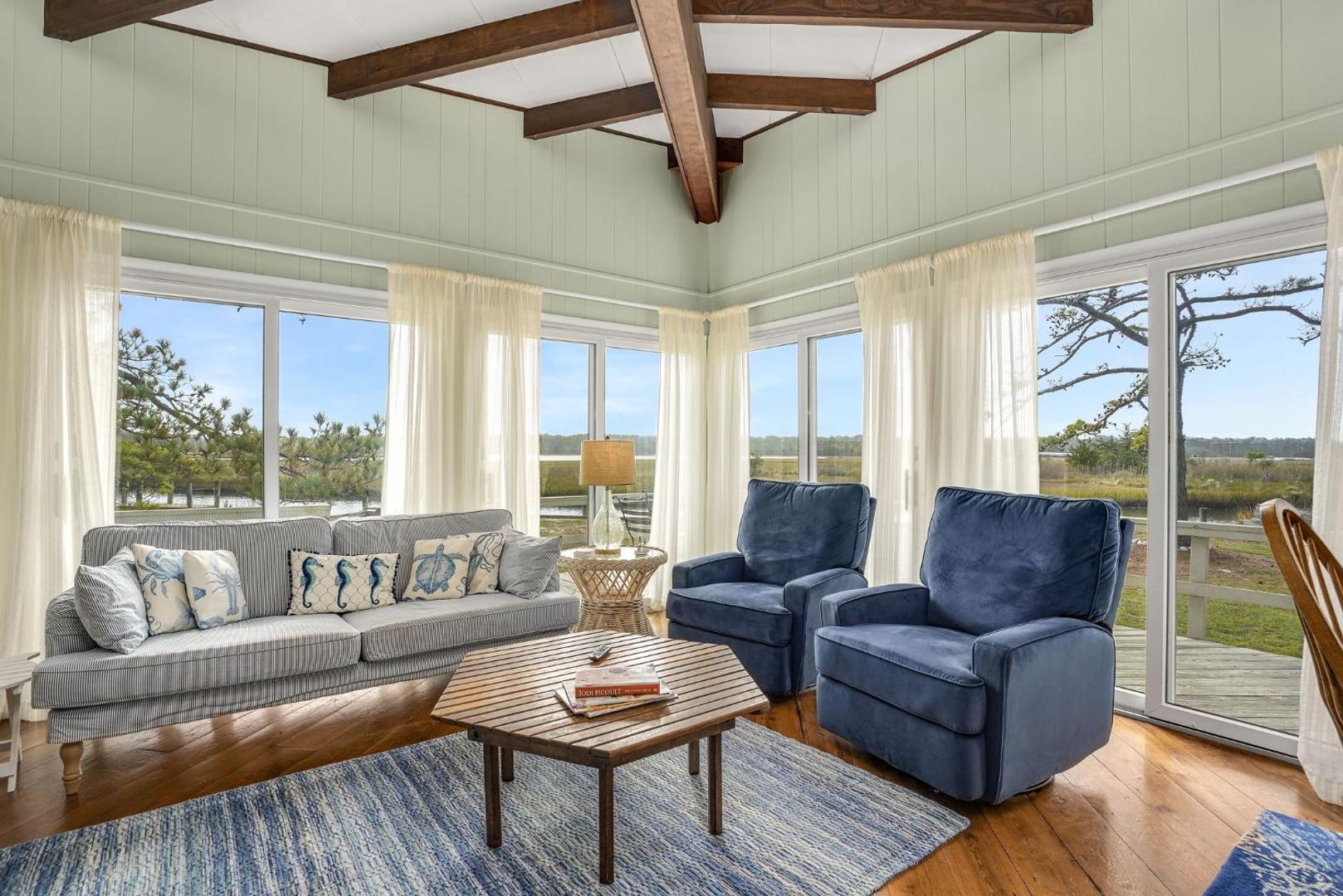 Kuva 8: Conch Shell - Waterfront villa with wrap around deck!