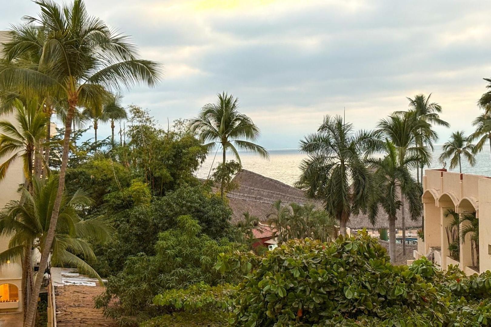 Fotografie 8: With Beach Access!