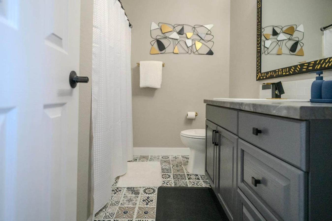 Foto 5: Corner, Top Floor, Fall Creek, Convenient to 76