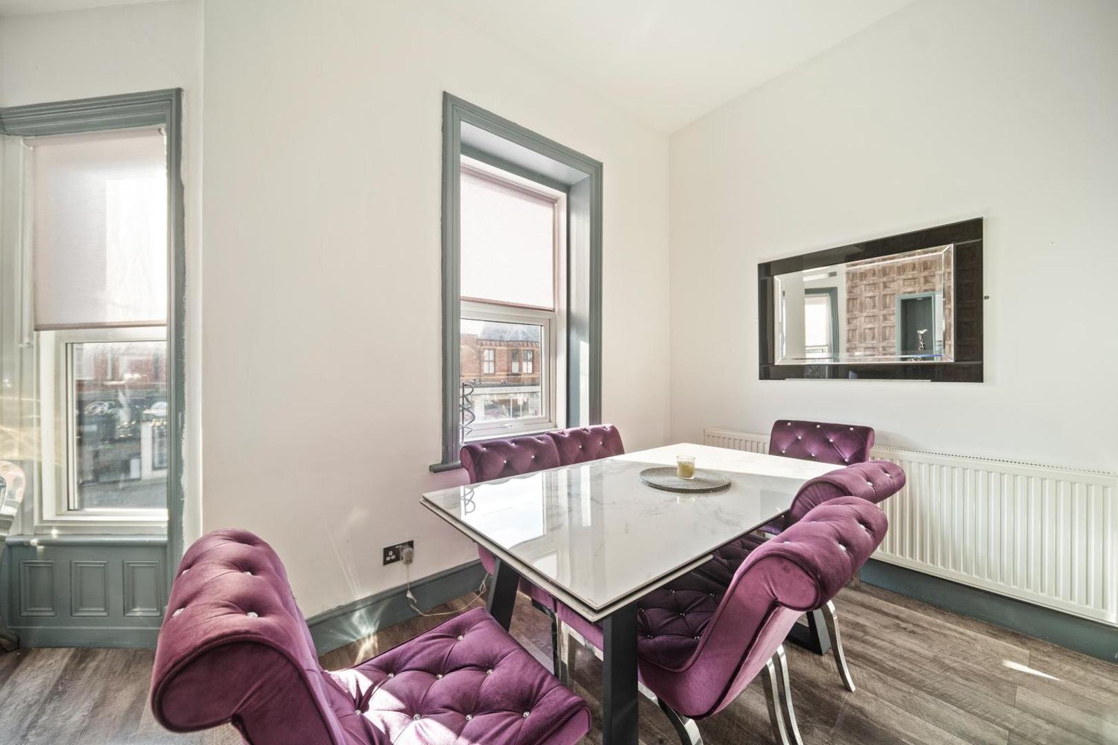 Foto 4: Spacious, Central Townhouse with Hot Tub & Free Parking