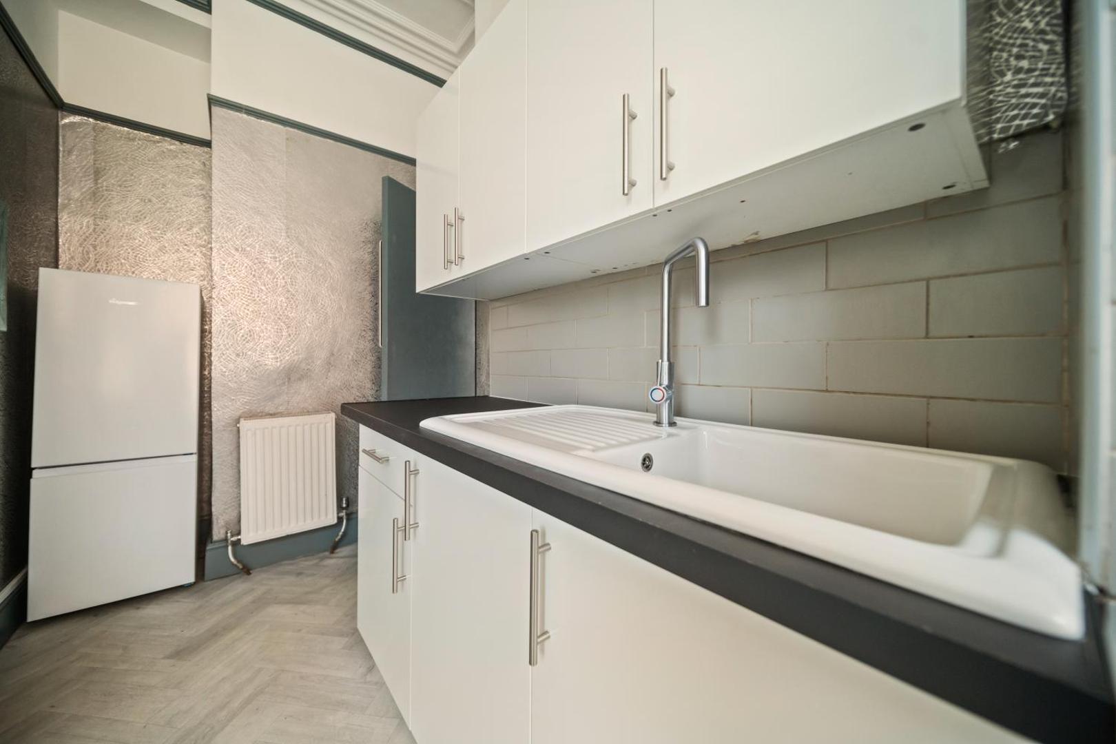 Foto 3: Spacious, Central Townhouse with Hot Tub & Free Parking
