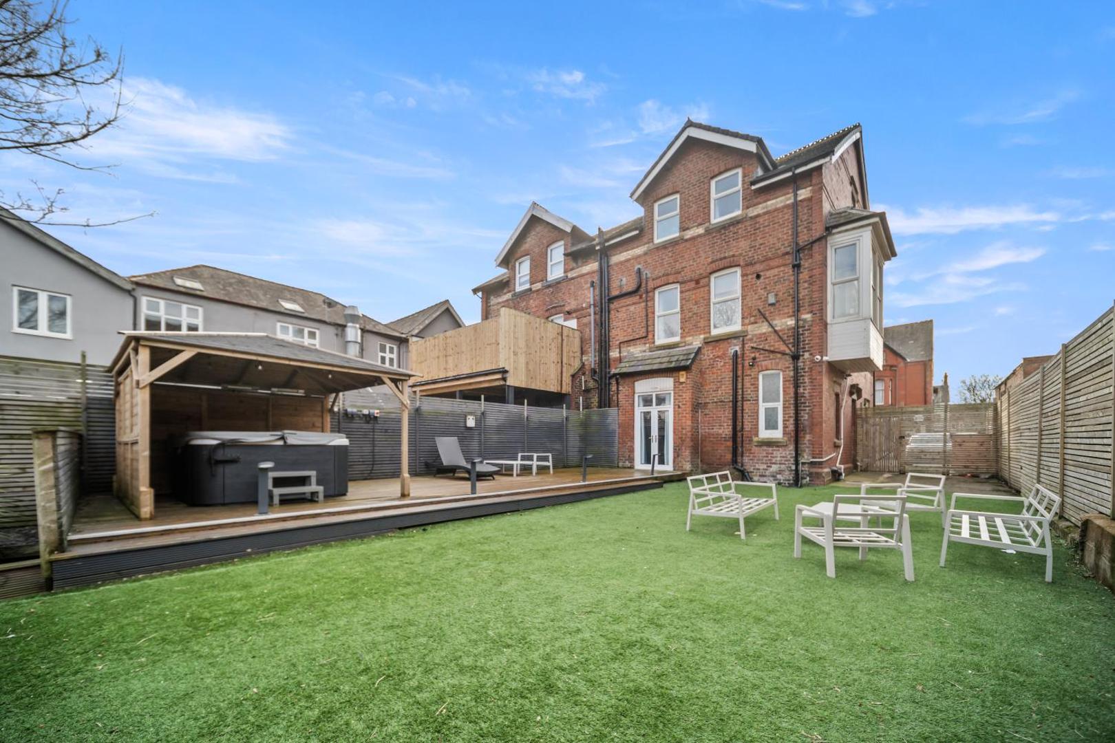 Foto 6: Spacious, Central Townhouse with Hot Tub & Free Parking