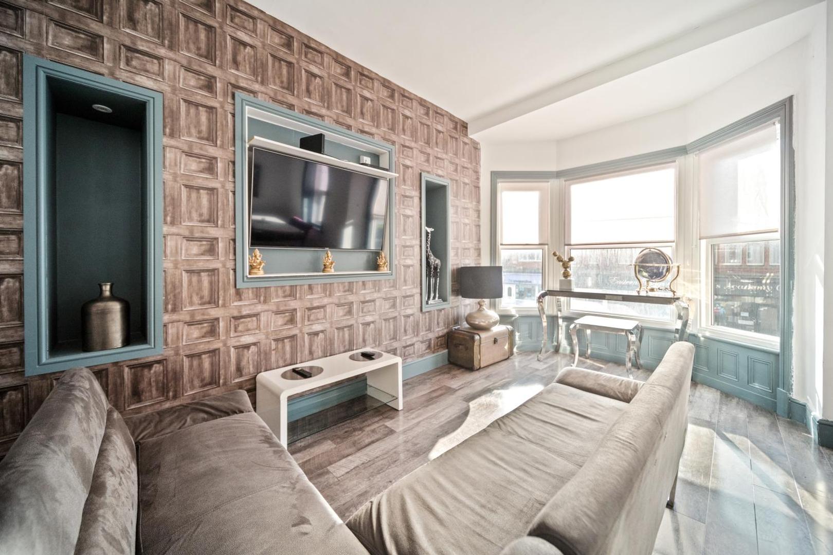 Foto 10: Spacious, Central Townhouse with Hot Tub & Free Parking