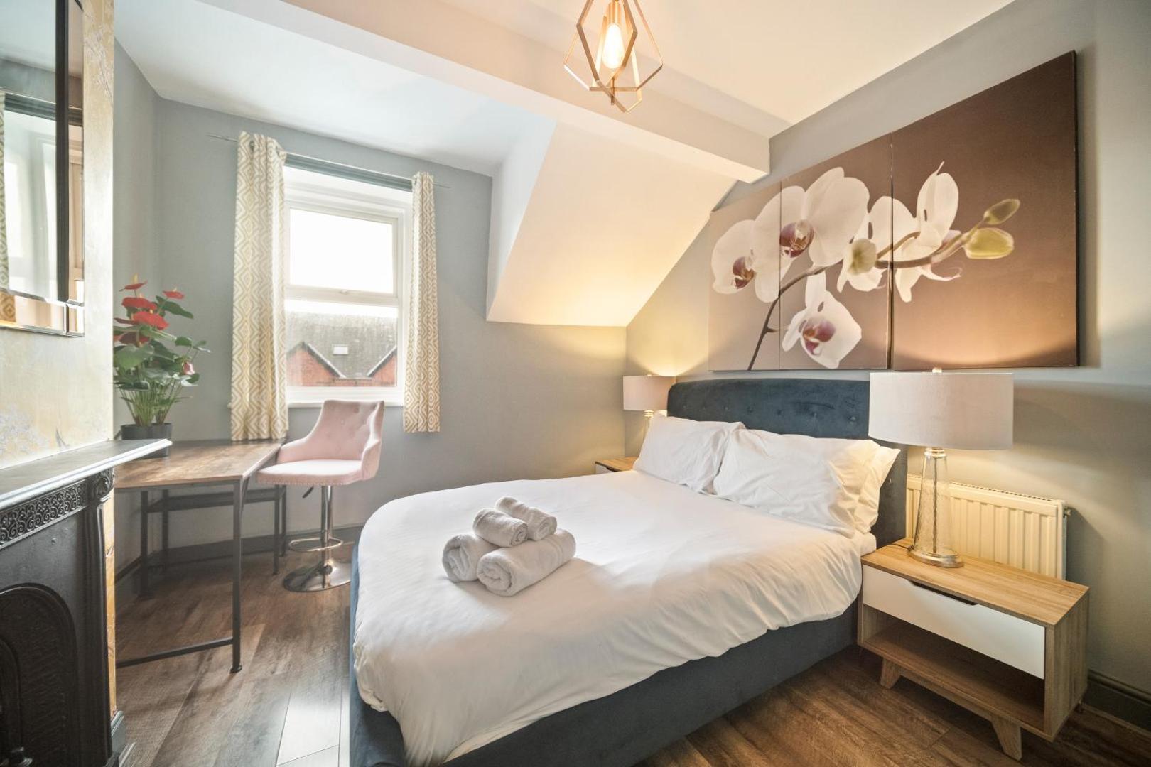 Foto 2: Spacious, Central Townhouse with Hot Tub & Free Parking