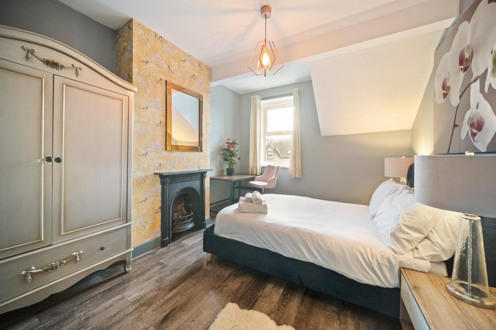Foto 7: Spacious, Central Townhouse with Hot Tub & Free Parking