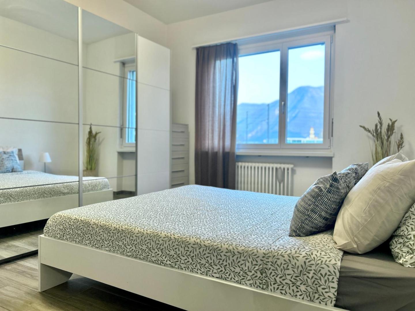 Kuva 5: Spacious & Stylish Apartment - Partial Lake View
