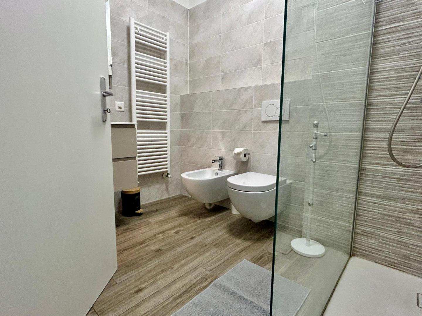 Kuva 9: Spacious & Stylish Apartment - Partial Lake View