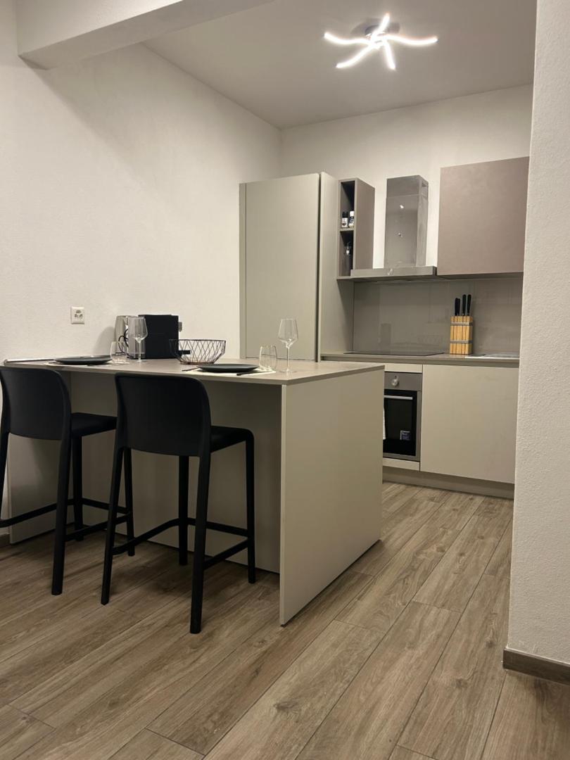 Kuva 10: Spacious & Stylish Apartment - Partial Lake View