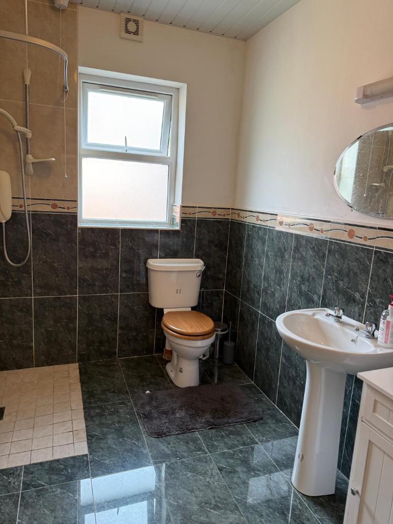Foto 5: #3 - Spacious Ensuite Double Room with Sofa in Leitrim