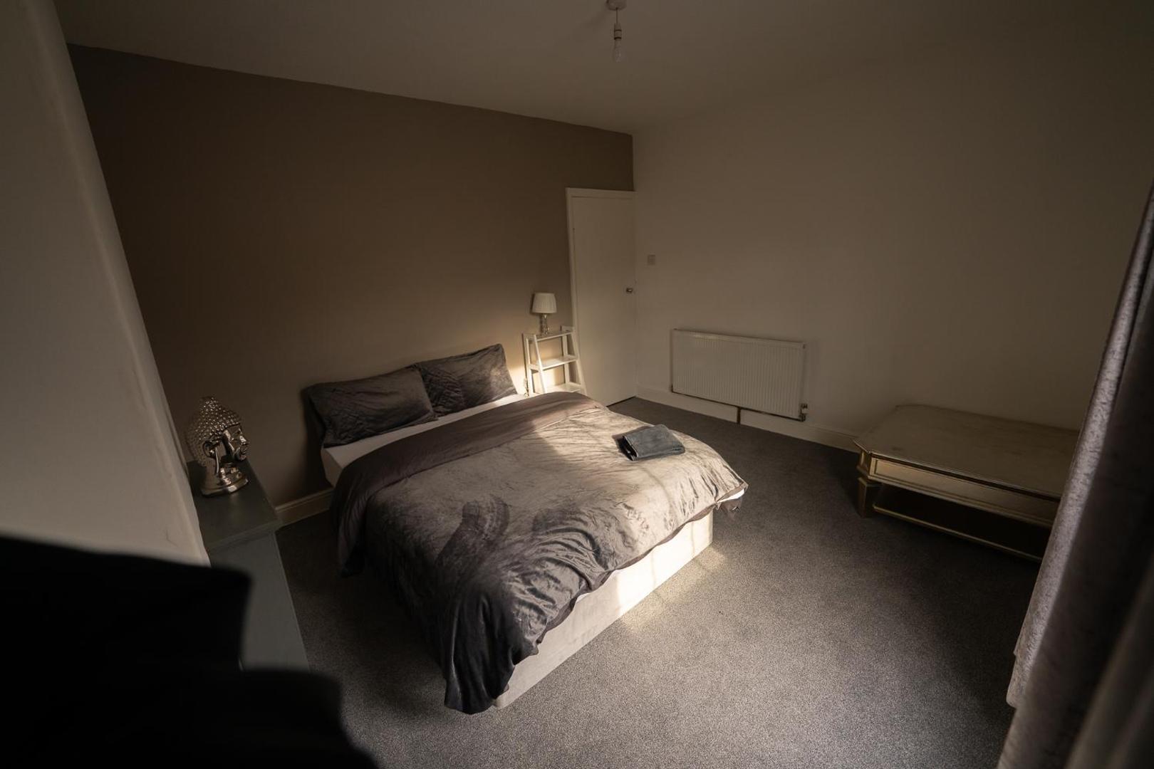 Φωτογραφία 2: Double Bed , Fast WiFi , Free Parking - 1 Bedroom in 4 Bedroom House PS4