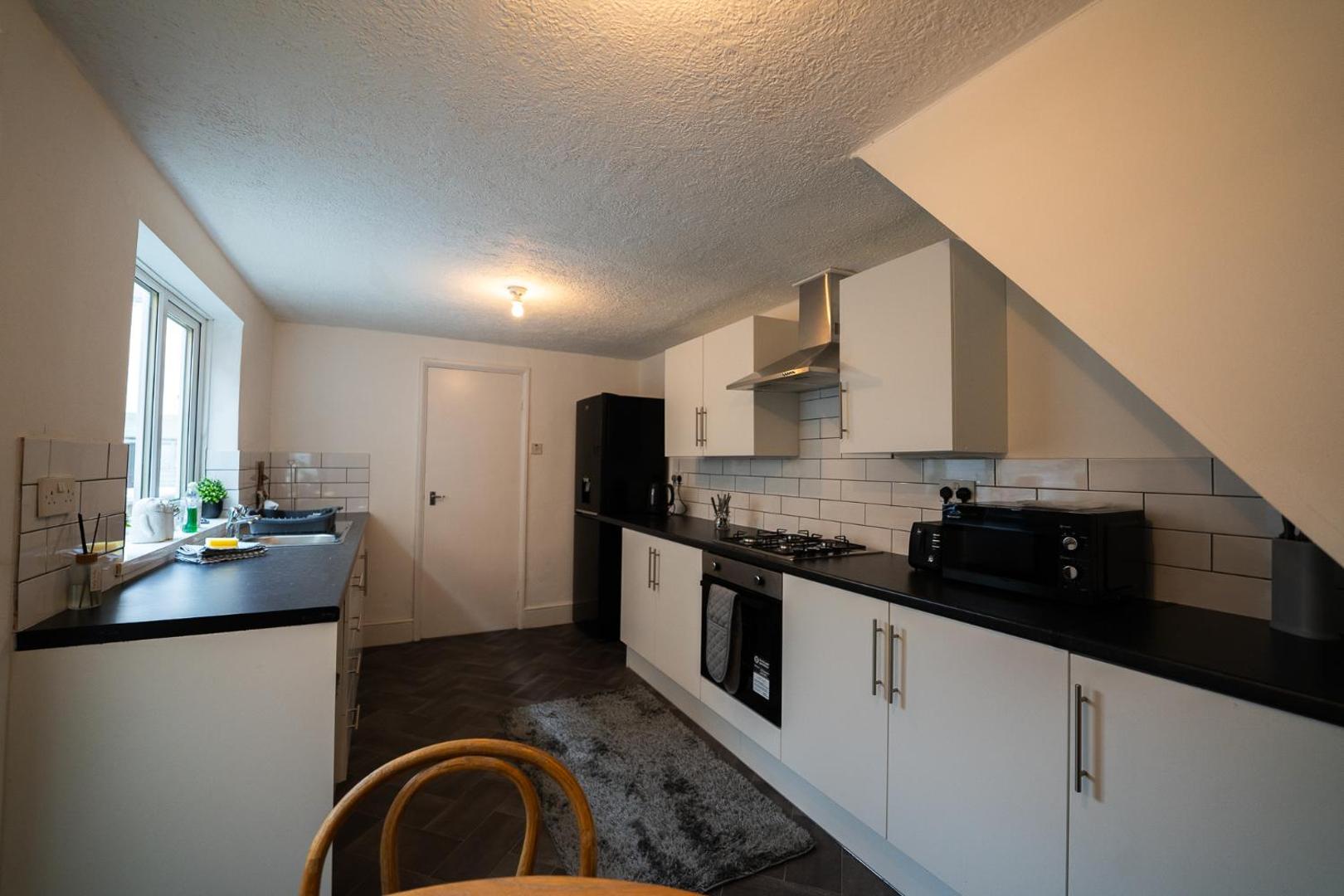 Φωτογραφία 3: Double Bed , Fast WiFi , Free Parking - 1 Bedroom in 4 Bedroom House PS4