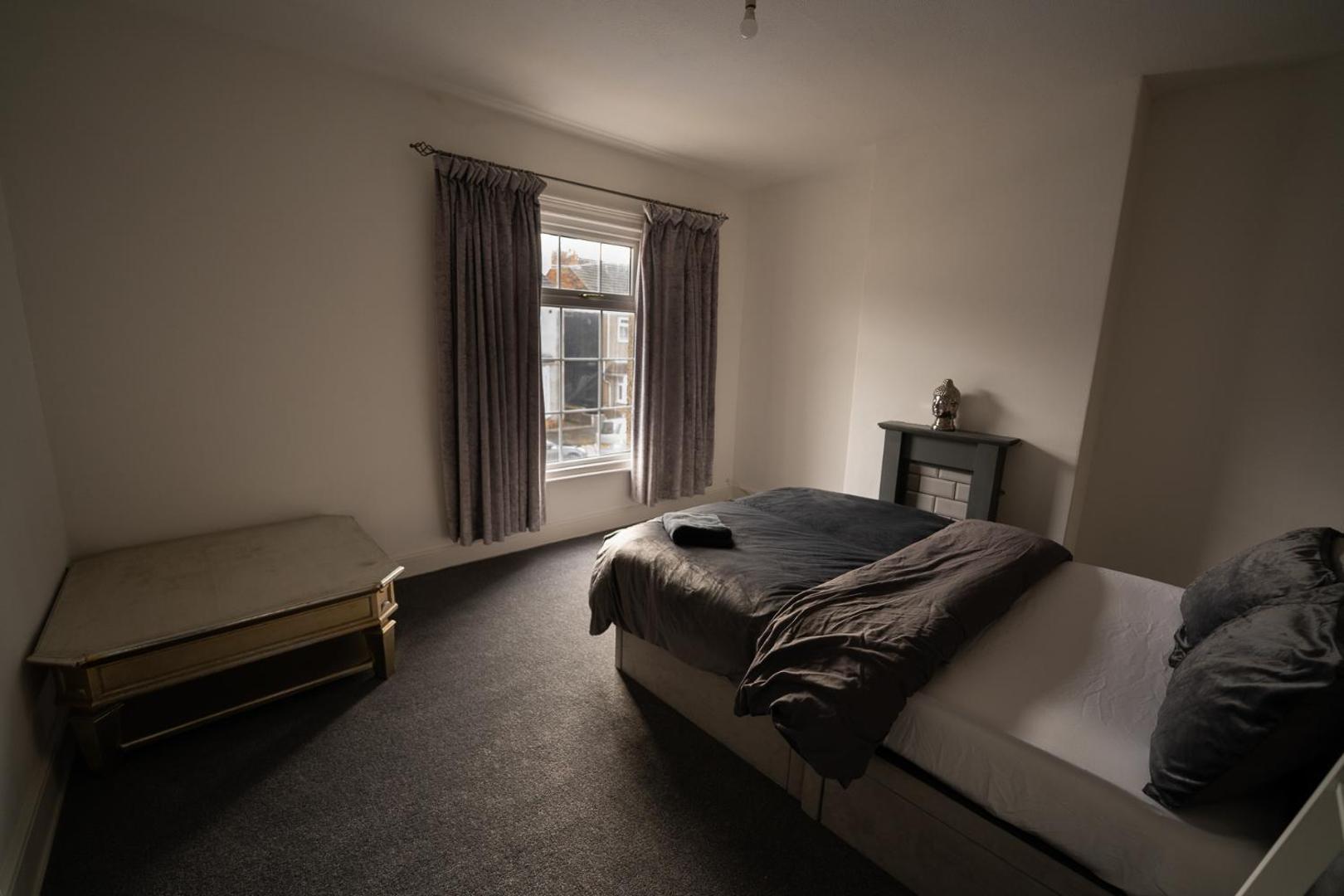 Φωτογραφία 4: Double Bed , Fast WiFi , Free Parking - 1 Bedroom in 4 Bedroom House PS4