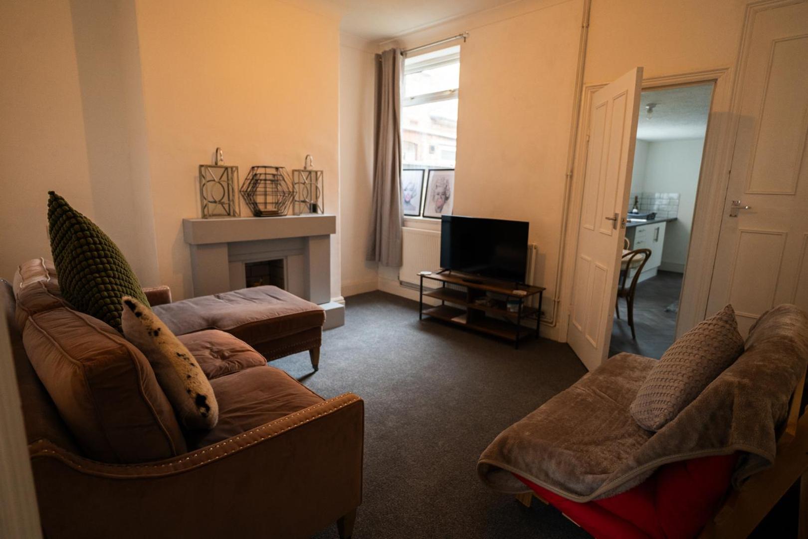 Φωτογραφία 6: Double Bed , Fast WiFi , Free Parking - 1 Bedroom in 4 Bedroom House PS4
