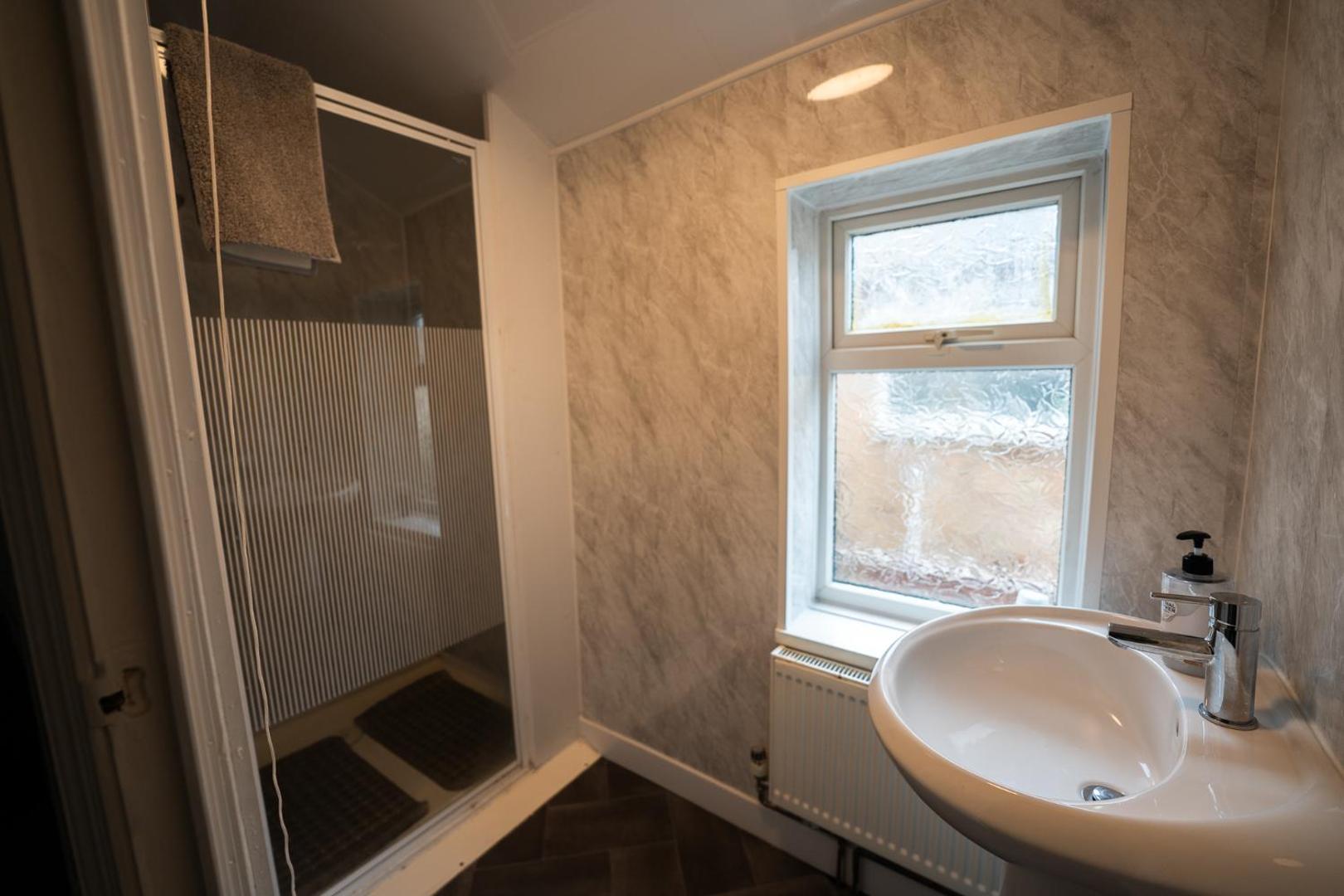Φωτογραφία 8: Double Bed , Fast WiFi , Free Parking - 1 Bedroom in 4 Bedroom House PS4