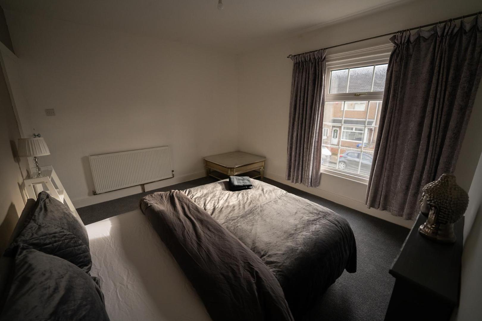 Φωτογραφία 9: Double Bed , Fast WiFi , Free Parking - 1 Bedroom in 4 Bedroom House PS4