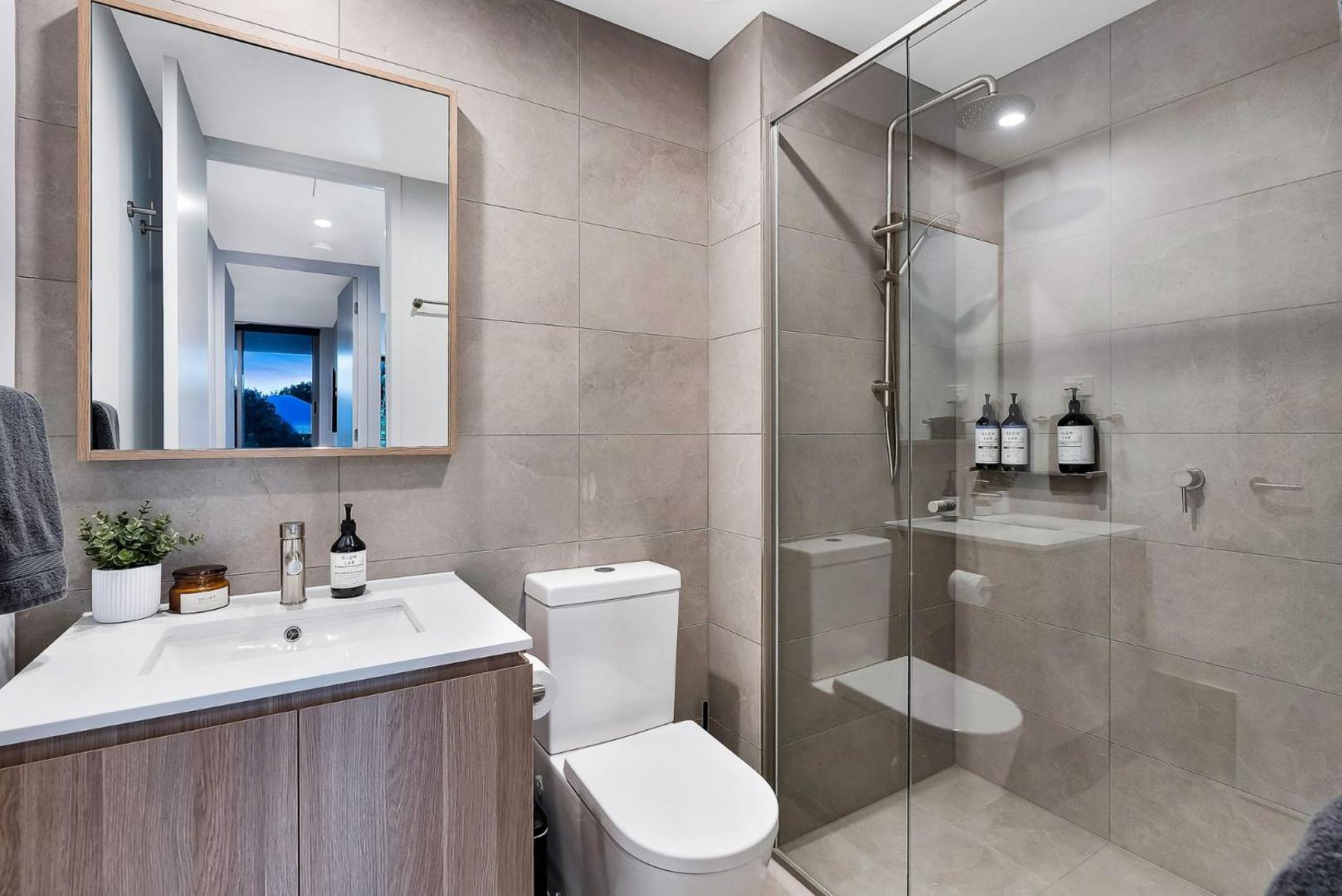 Foto 7: The Sinclair - Luxury Brisbane Apartment near The Gabba with Rooftop Pool, 3 Bedrooms & City Views