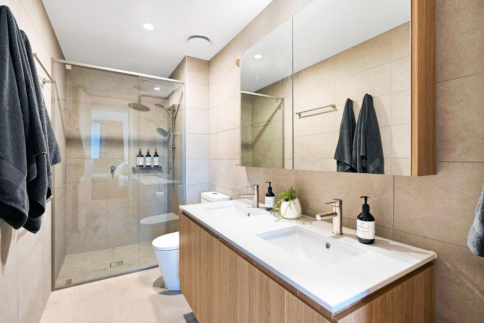Foto 10: The Sinclair - Luxury Brisbane Apartment near The Gabba with Rooftop Pool, 3 Bedrooms & City Views