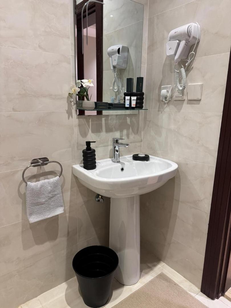 Billede 10: Condo on King Road in Al-Basateen