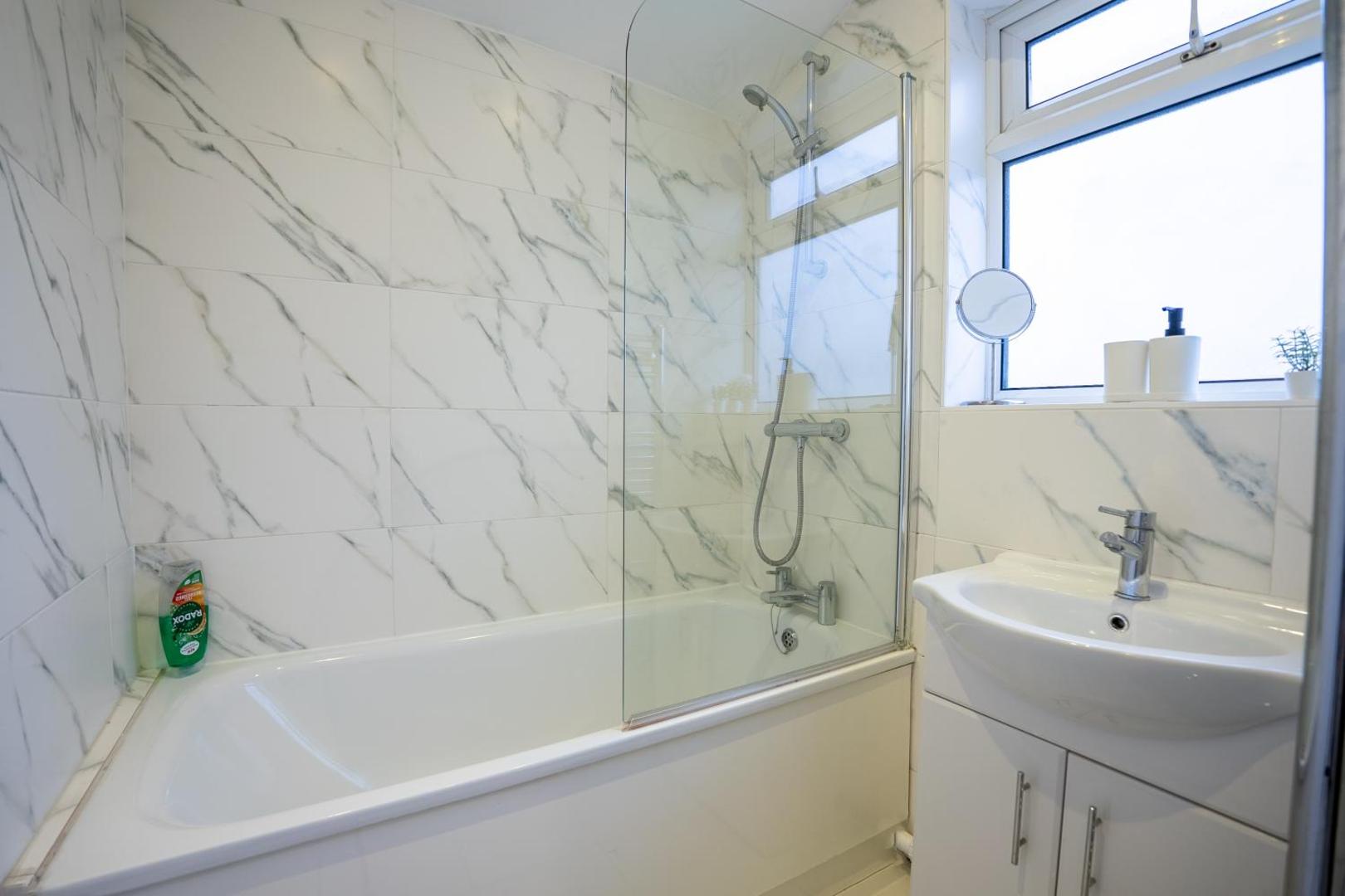 2 Bed Flat - Sleeps 6 - Parking - Wifi photo 9