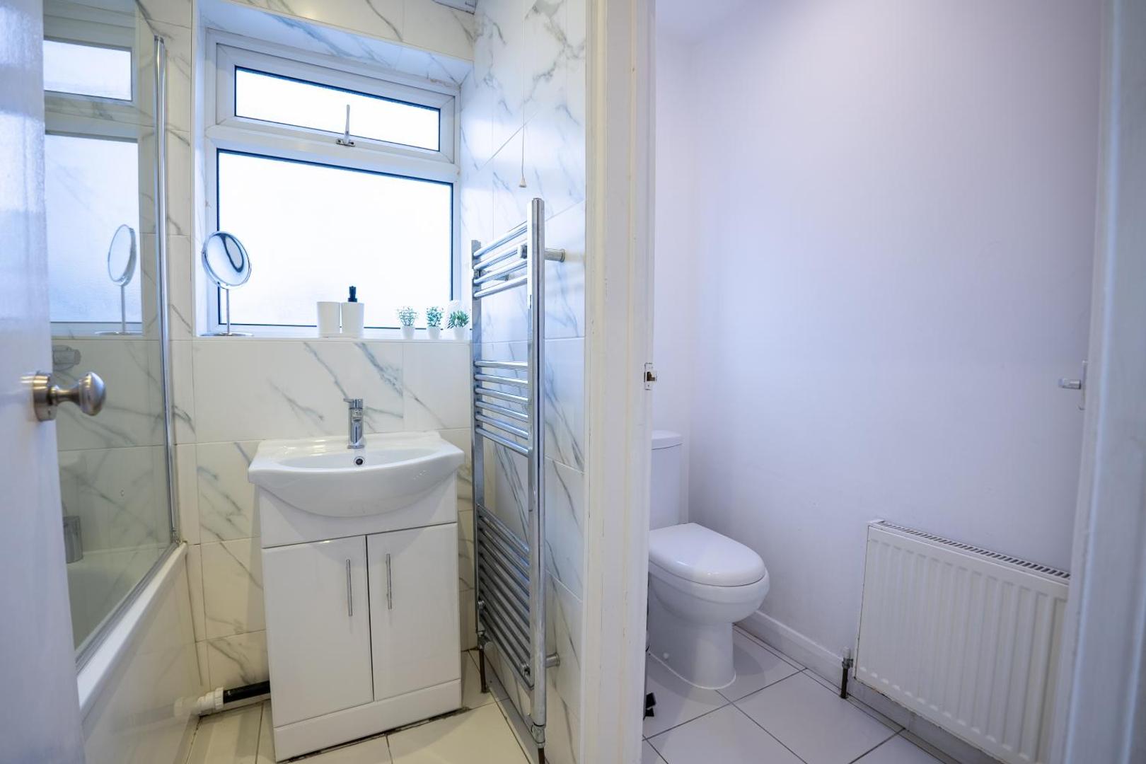 2 Bed Flat - Sleeps 6 - Parking - Wifi photo 5