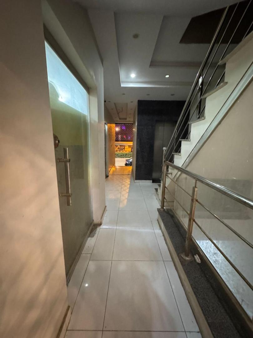 Billede 4: 1BDR with Breathtaking Lahore Skyline Views