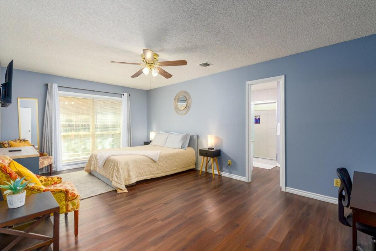 Backyard, Garage, Free parking, Near Medical Center photo 3