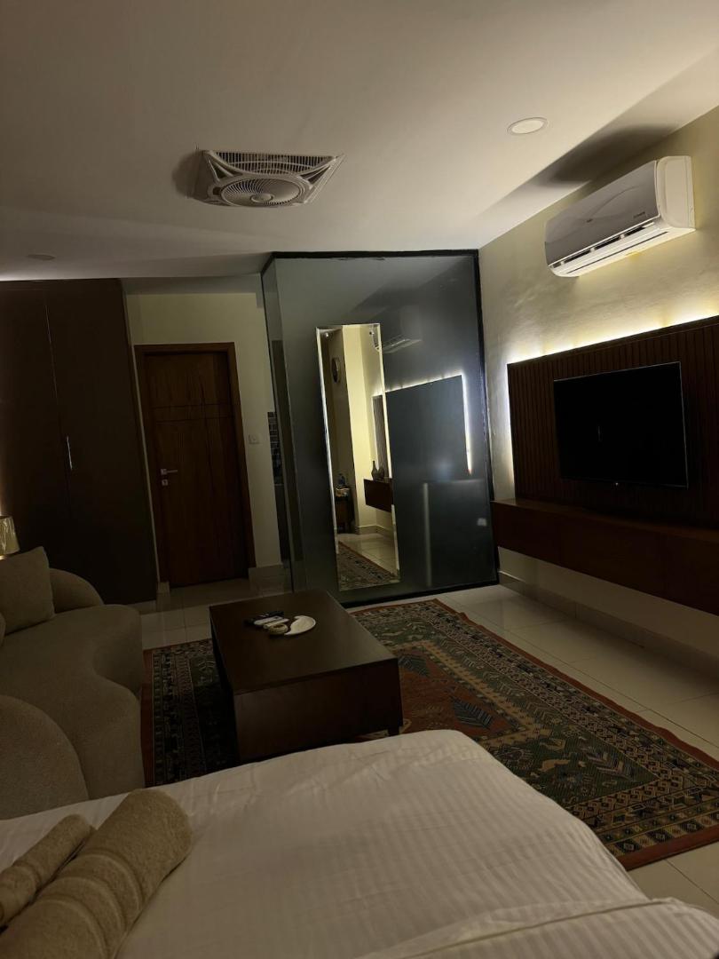 Φωτογραφία 10: Designer Studio with heating rooftop Pool restaurant & Self Check In