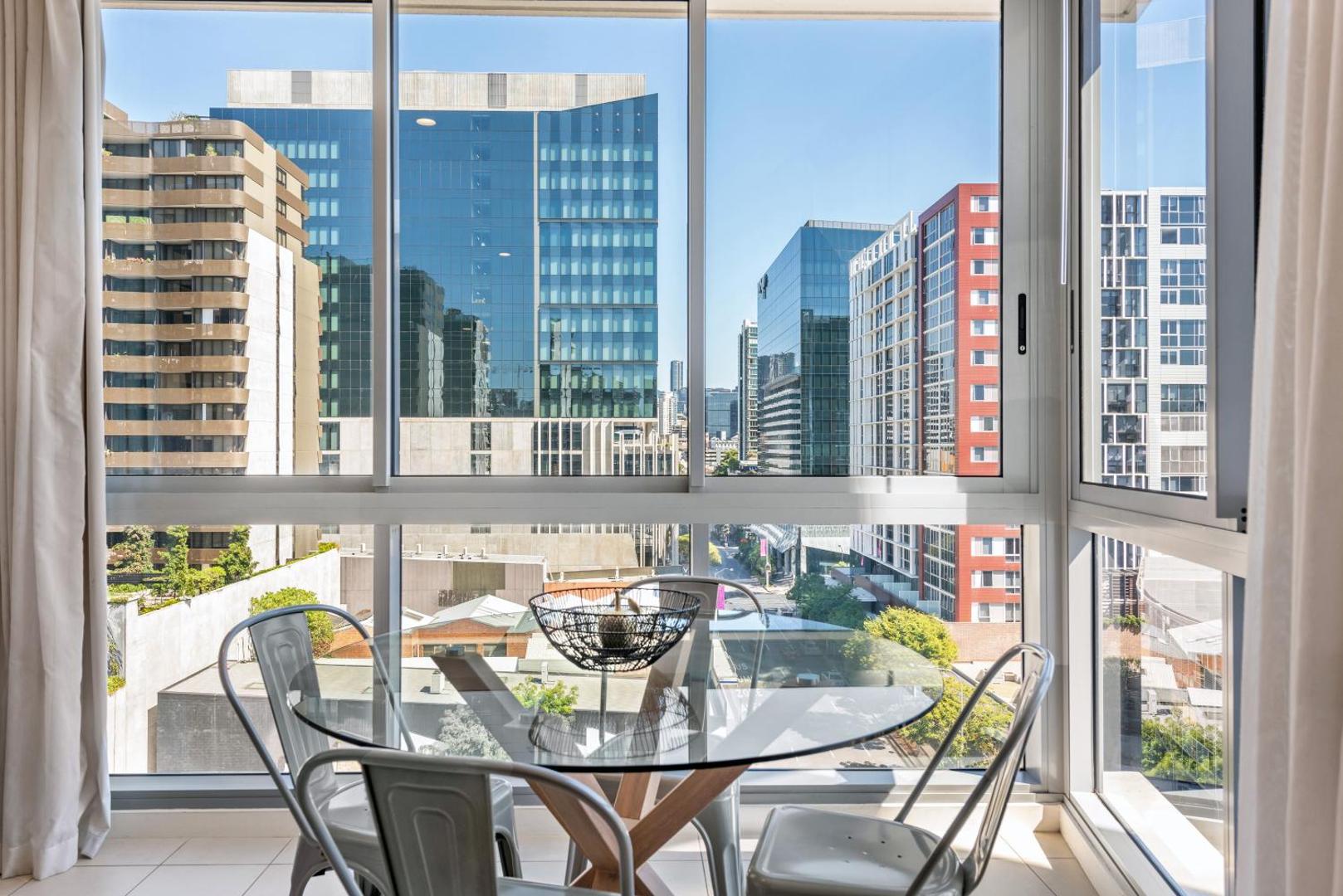Φωτογραφία 5: Chic & Modern 2BR Apt with Rooftop Pool & Parking