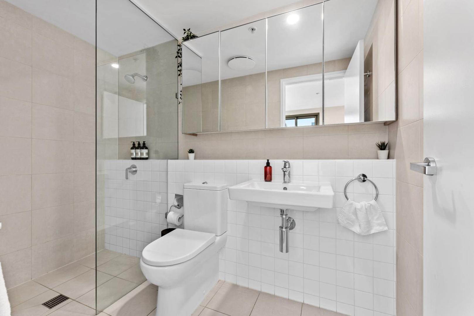 Φωτογραφία 7: Chic & Modern 2BR Apt with Rooftop Pool & Parking