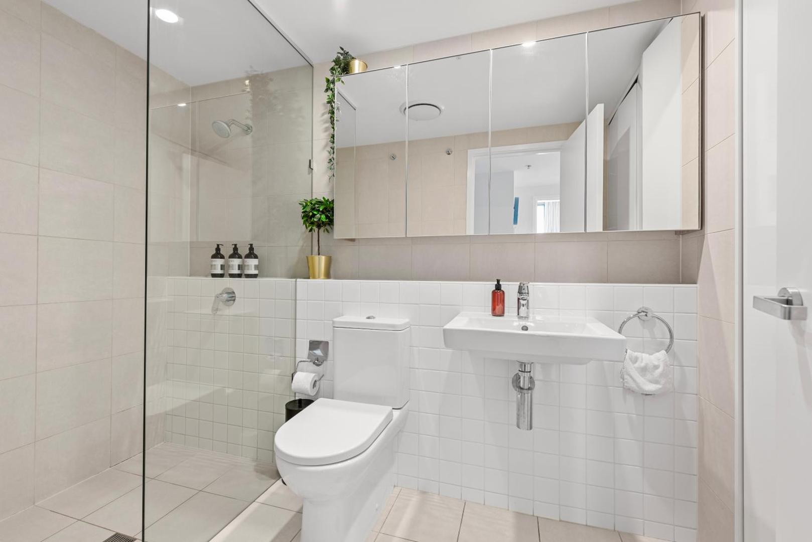 Φωτογραφία 8: Chic & Modern 2BR Apt with Rooftop Pool & Parking