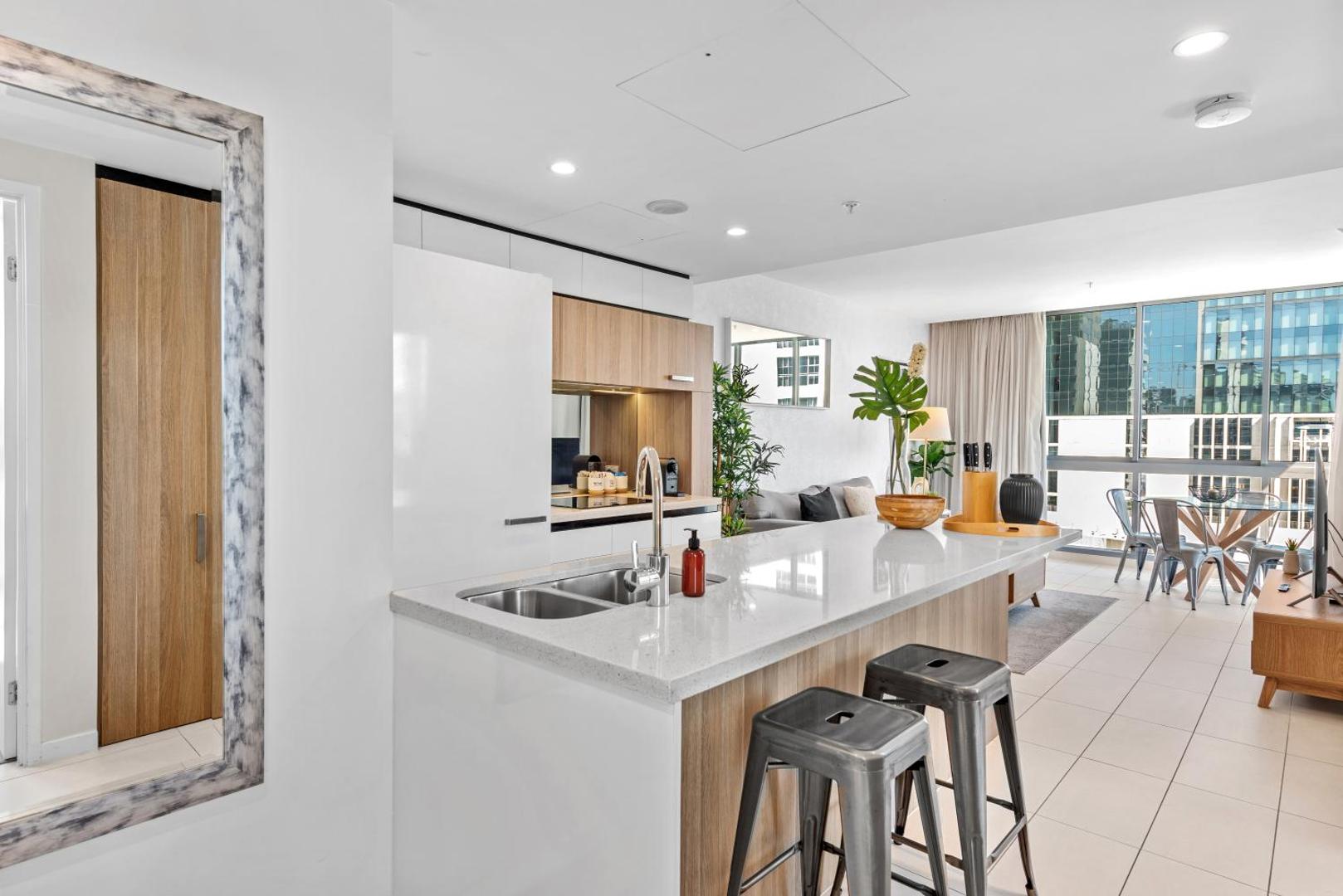 Φωτογραφία 10: Chic & Modern 2BR Apt with Rooftop Pool & Parking