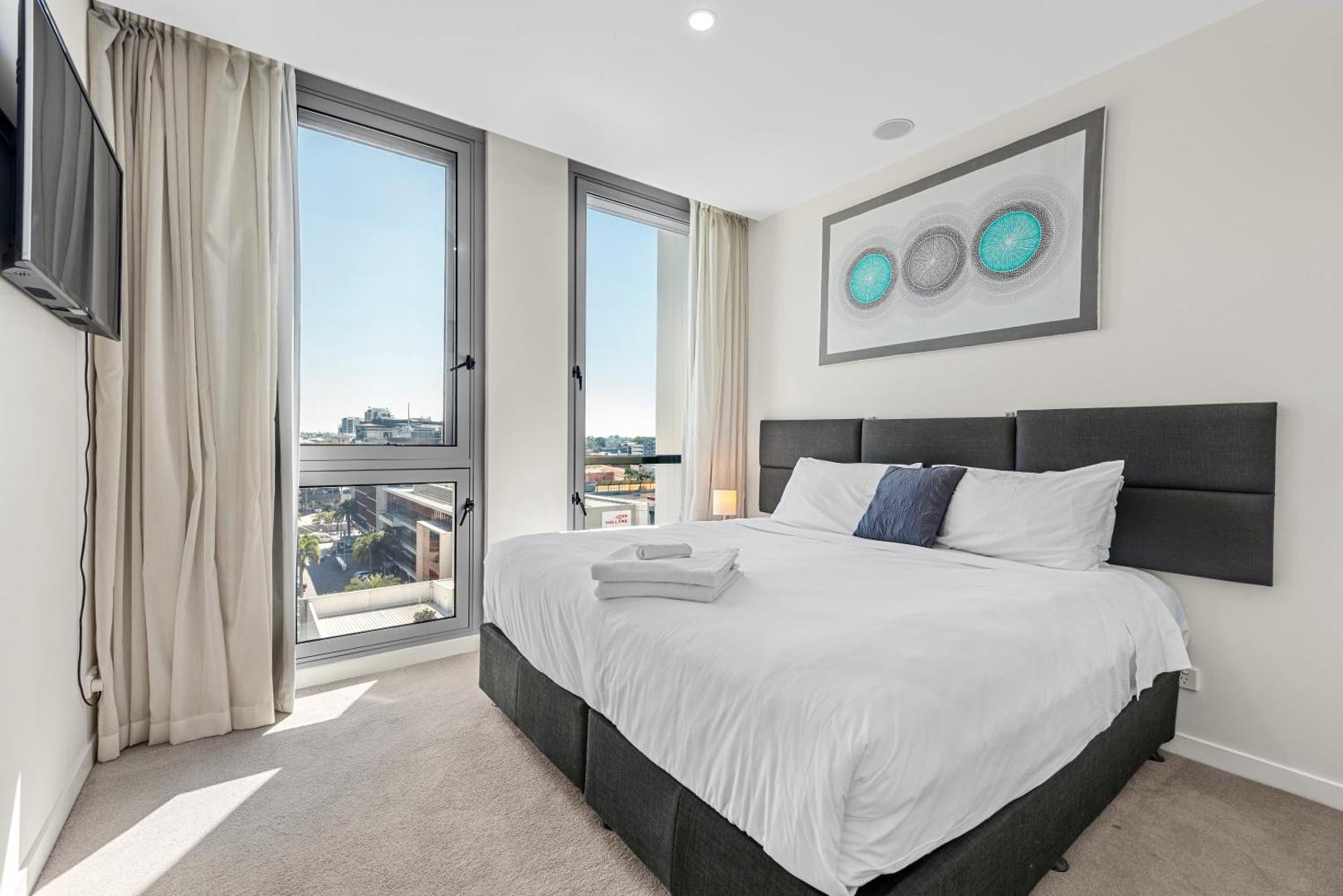 Φωτογραφία 2: Chic & Modern 2BR Apt with Rooftop Pool & Parking