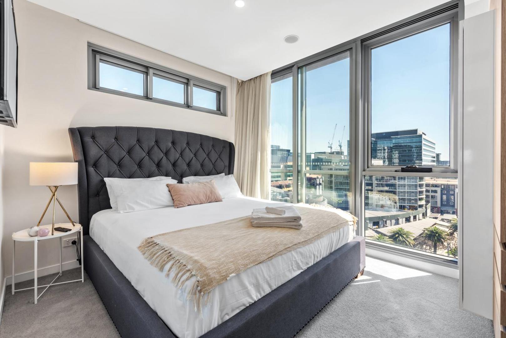 Φωτογραφία 6: Chic & Modern 2BR Apt with Rooftop Pool & Parking