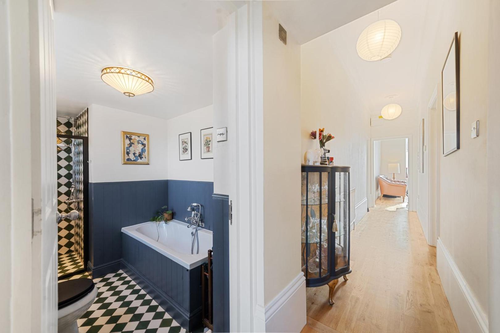 Spacious & Luxurious 2-Bedroom Edwardian Apartment photo 9