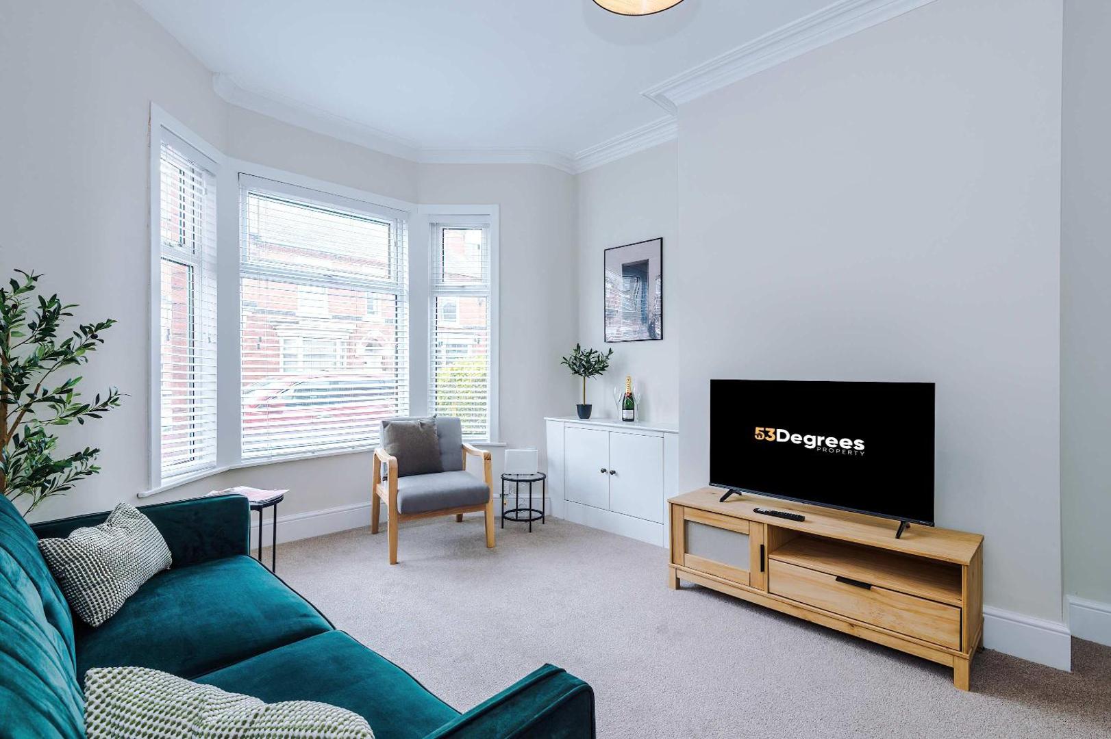 Zdjęcie 4: Spacious & Modern House in Crewe by 53 Degrees Property, Ideal for Long Term, Sleeps 8!