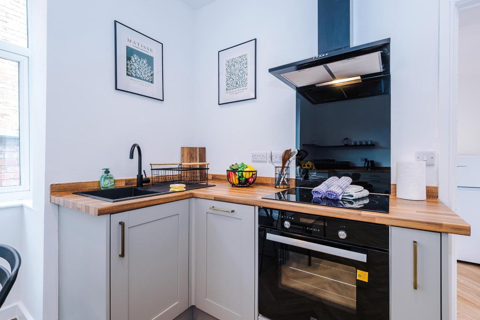 Zdjęcie 5: Spacious & Modern House in Crewe by 53 Degrees Property, Ideal for Long Term, Sleeps 8!