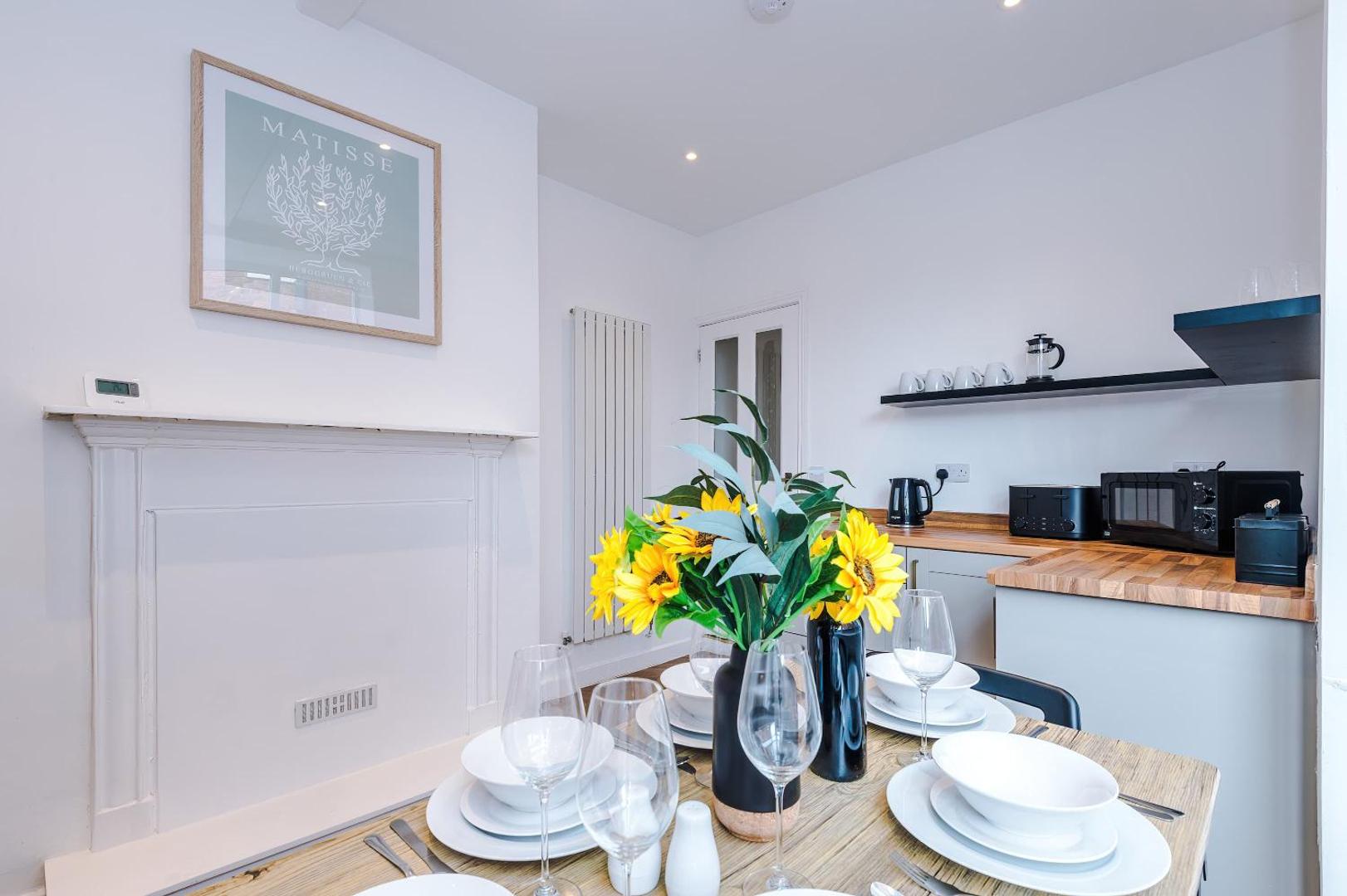 Zdjęcie 9: Spacious & Modern House in Crewe by 53 Degrees Property, Ideal for Long Term, Sleeps 8!