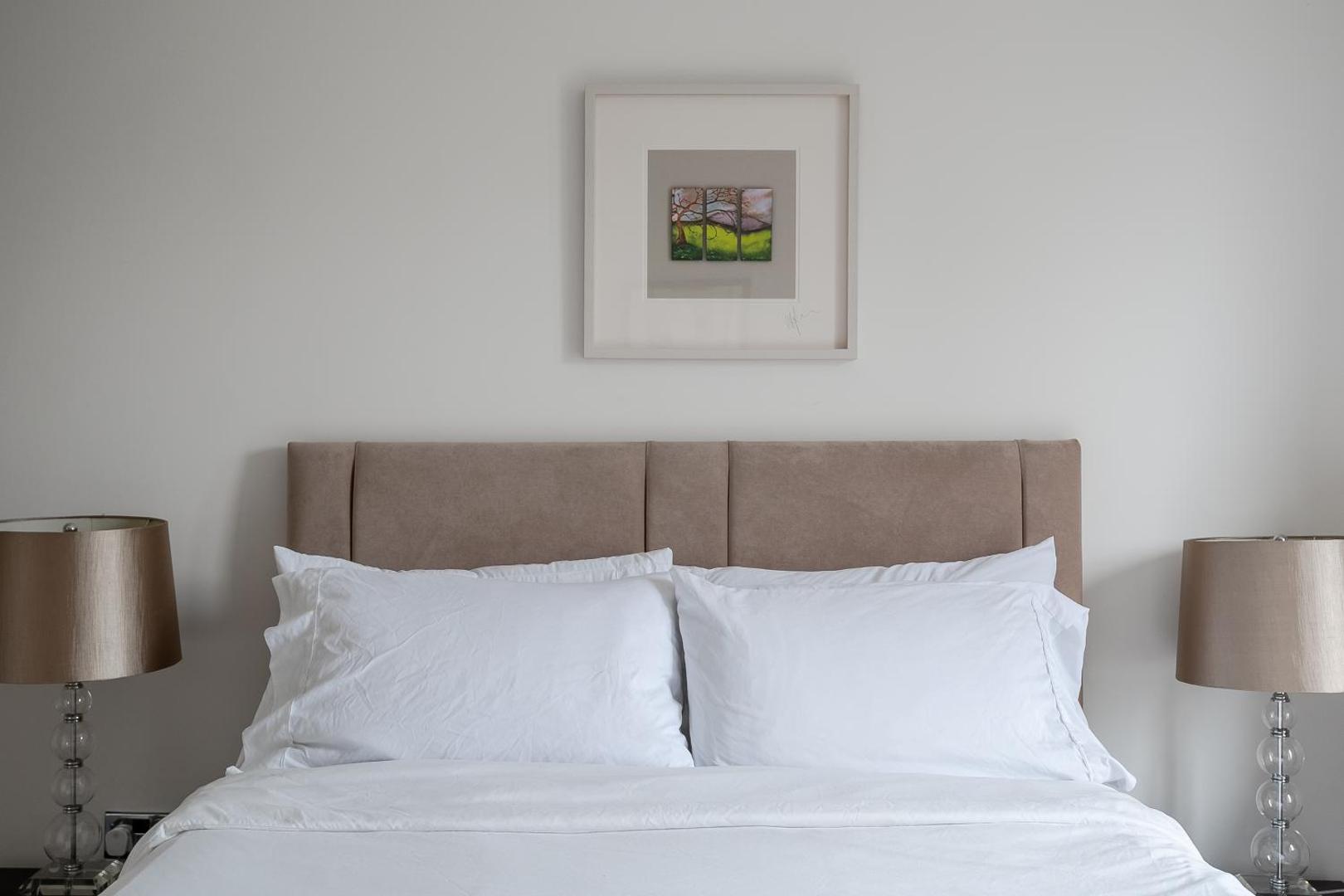 Fotografie 7: Modern, fully furnished apartment with ensuite, private balcony and elevator in Notting Hill