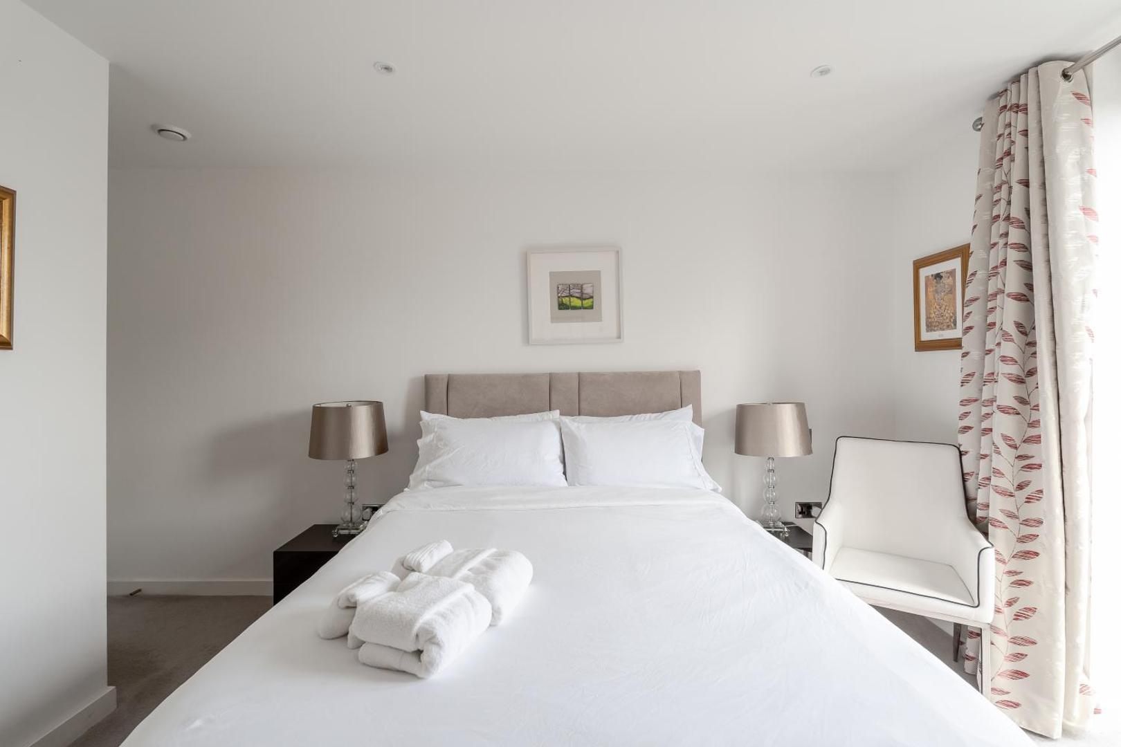 Fotografie 3: Modern, fully furnished apartment with ensuite, private balcony and elevator in Notting Hill