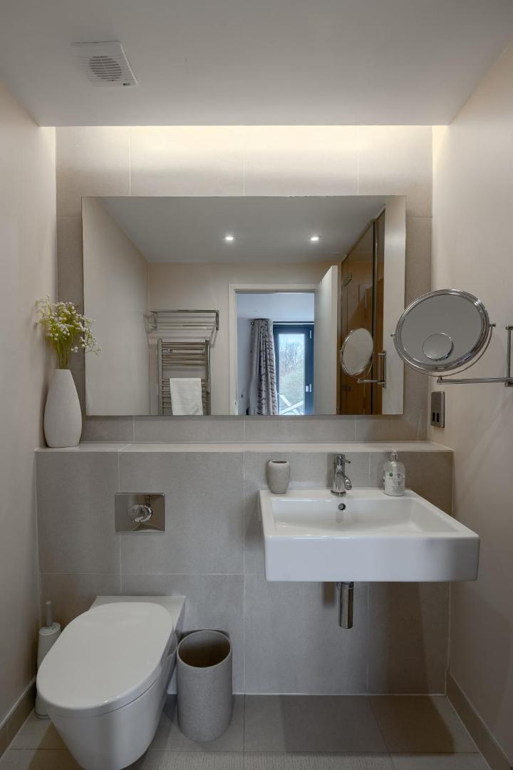 Fotografie 9: Modern, fully furnished apartment with ensuite, private balcony and elevator in Notting Hill